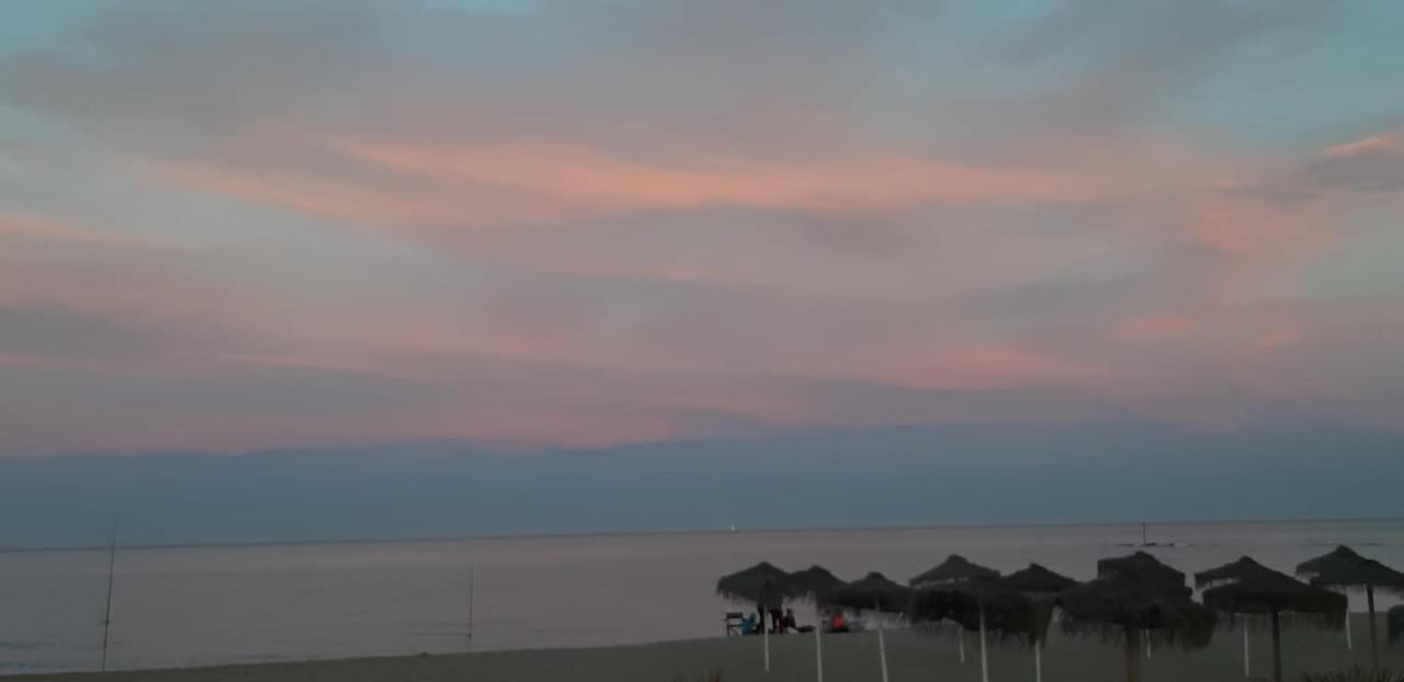Beautiful Apartment In Third Line Beach Boliches ฟูเอนฮิโรลา ภายนอก รูปภาพ