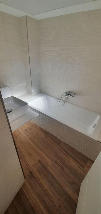 Beautiful Apartment In Third Line Beach Boliches ฟูเอนฮิโรลา ภายนอก รูปภาพ