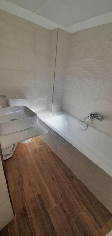Beautiful Apartment In Third Line Beach Boliches ฟูเอนฮิโรลา ภายนอก รูปภาพ